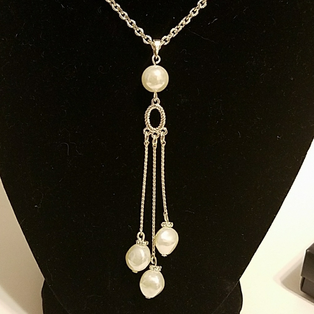 Faux pearl necklace and earrings set - Picture 2 of 5